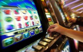 Myanmar ကစားသမားများ yoyolay Slots ဂိမ်းကစားနေသောမြင်ကွင်း